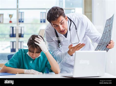 The two doctors discussing x-ray mri image in hospital Stock Photo - Alamy