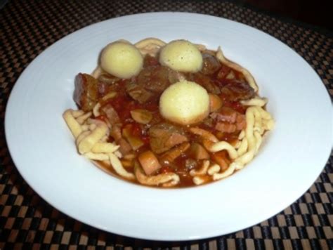 mein Rehgulasch z B mit Rotkraut u Semmelknödel aus dem Backofen