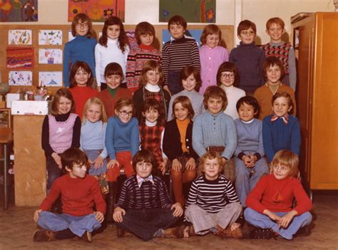 Photo de classe CE1 OU CE2 de 1975 école Communale Copains d avant