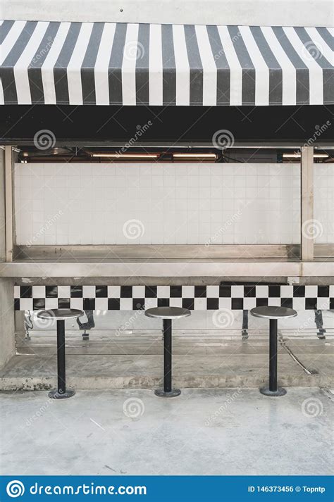 Silla Con La Barra En Restaurante Y Cafeter A Del Caf Foto De Archivo