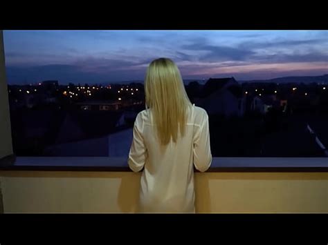 Sexo anal en público y arriesgado en un balcón XVIDEOS