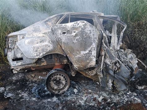 Motorista morre carbonizado após carro pegar fogo em batida