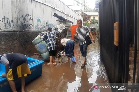 Warga Bendungan Hilir Kerja Bakti Bersihkan Daerah Terendam Banjir