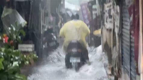 嘉義市豪雨狂炸！中山路水淹「半個輪胎高」 民眾冒雨牽車搶救｜四季線上4gtv