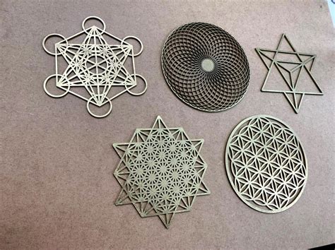 Kit 5 Mandalas Geometria Sagrada Vazadas Mdf Dourado Metalico Barão