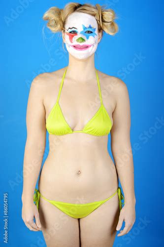 Sexy Clown in Bikini ist bunt geschminkt und lächelt Stock photo and