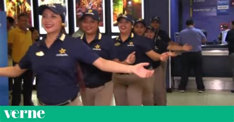 Un Concurso Interno De Cin Polis Pone A Bailar A Sus Empleados En