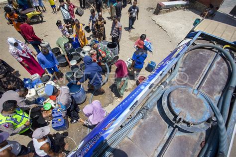 Distribusi Air Bersih Di Daerah Kekeringan Antara Foto