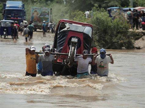 Ciclón Yaku desata fuertes lluvias e inundaciones en Perú seis muertos