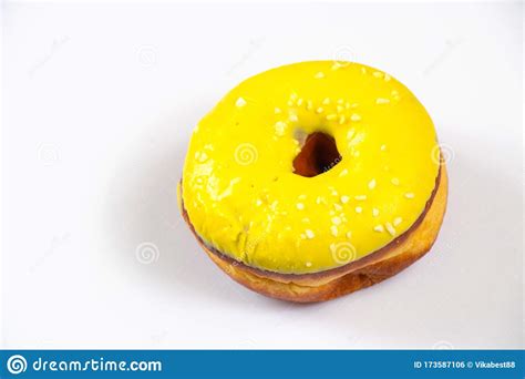 Donut En Acristalamiento Amarillo Sobre Un Fondo Aislado Foto De