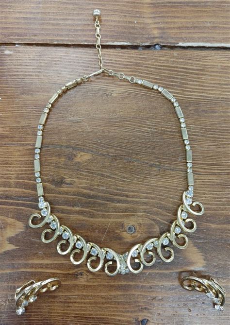 Vintage Sarah Coventry 17 Golden Swirl Necklace And Gem