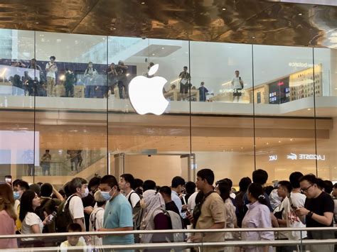 Sanggup Tidur Di Trx Exchange Peminat Penuhi Pembukaan Apple Store