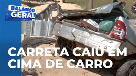 Carreta Carregada Com Farelo De Soja Tomba E Cai Em Cima De Carro Na Pr