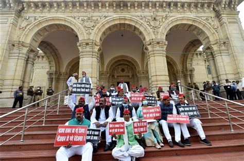 Samajwadi Party Leaders Stage A Protest On The First Day Of Budget