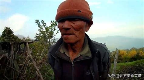 尼泊爾農村80歲老人的日常生活，擠奶放牛做飯，吃蕁麻葉住牛棚 每日頭條