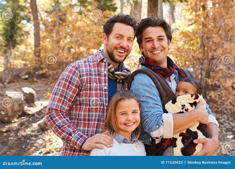 Coppie Maschii Gay Con I Bambini Che Camminano Attraverso Il Terreno Boscoso Di Caduta Immagine