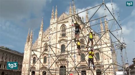 Tg3 On Twitter Continuano A Milano I Preparativi Per I Funerali Di