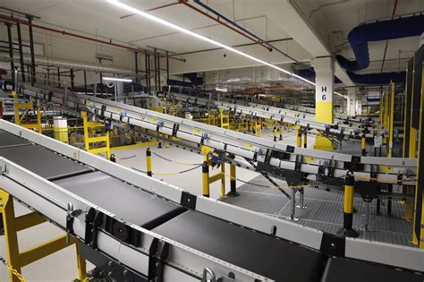 En Im Genes As Es El Gran Centro Log Stico Robotizado Que Amazon