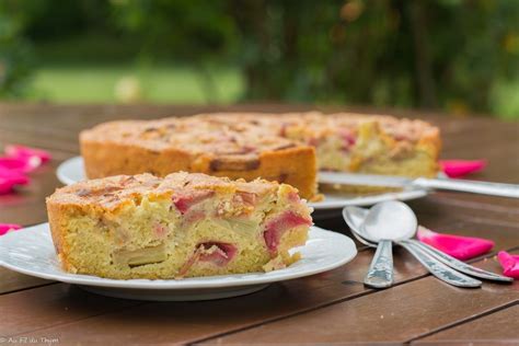 Moelleux à la rhubarbe et amandes Au Fil du Thym Recette Gateau