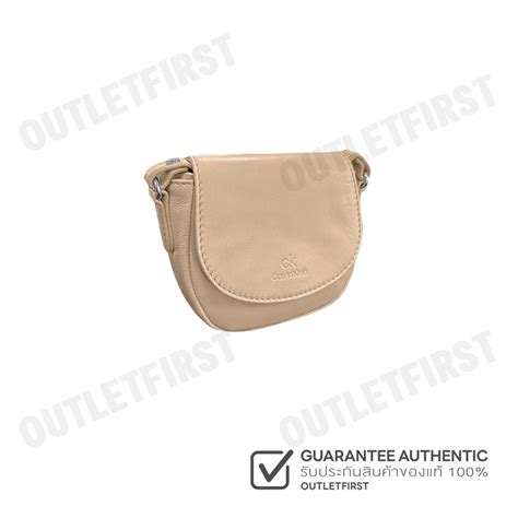 CK Calvin Klein รน Saddle Crossbody Bag Nude Code L W กระเปาสะพายขาง กระเปา กระเเ
