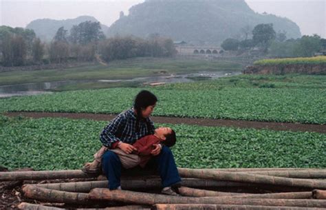 1988年中国老照片，农村孩子打猪草，让人看有点心酸