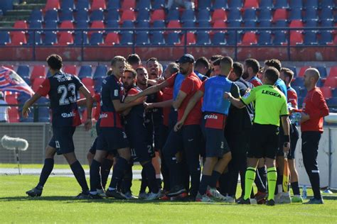 Cosenza è caos sull allenatore E la squadra saluta Dionigi Tifo