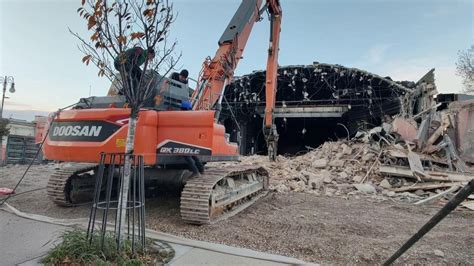 Trieste continua la demolizione della Sala Tripcovich giù la facciata