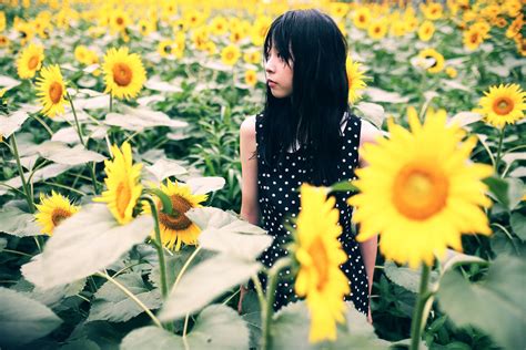 Sunlight Women Outdoors Women Flowers Looking Away Asian Field