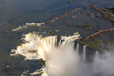 Foz Do Igua U Braziliaanse Kant Van Igua U Watervallen En Filmauto S