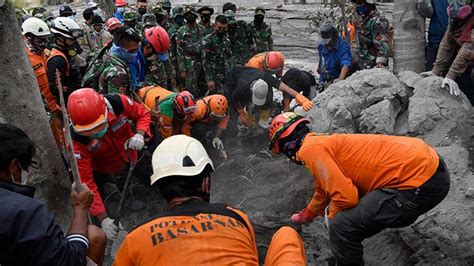 Petugas Evakuasi Jenazah Korban Erupsi Gunung Semeru Foto Tempo Co