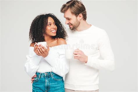 Mujer Hermosa Y Sonriente Y Su Novio Apuesto Imagen De Archivo Imagen