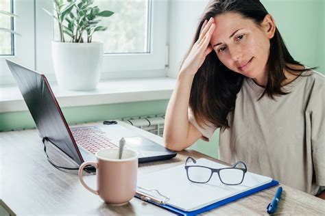 Mujer Estresada Cansada Que Sufre De Dolor De Cabeza Trabajando Desde