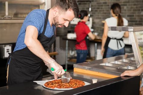 A Pizza Profissional Do Corte Do Cozinheiro Chefe Corta Usando Um