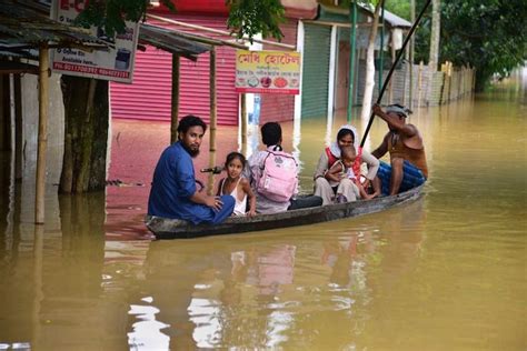 Assam Flood असम के 32 जिलों के 55 लाख लोगों पर टूटा बाढ़ का कहर घरबार