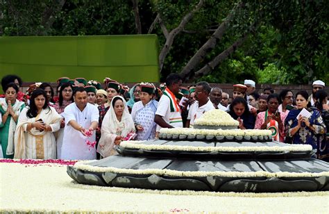 Rajiv Gandhi birth anniversary: Sonia Gandhi, Priyanka Gandhi, Mallikarjun Kharge pay tribute ...