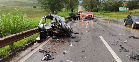 Vídeo carro se parte ao meio e fica destruído após batida carreta