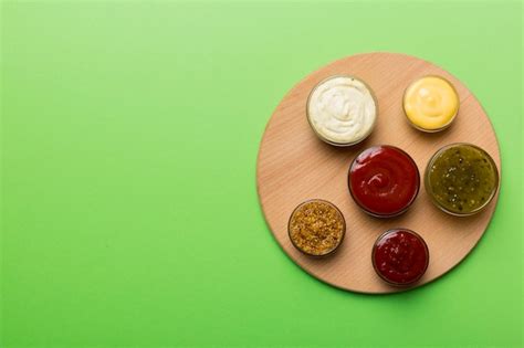 Diferentes Tipos De Salsas En Cuencos En Un Tablero De Colores Vista