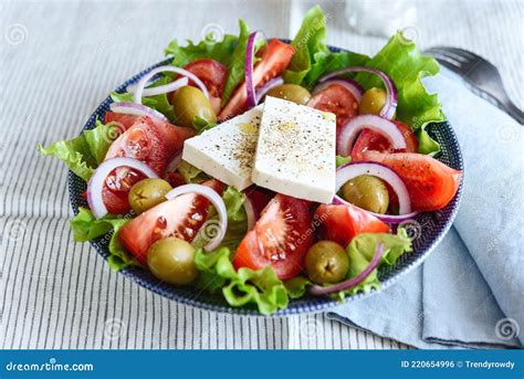 Salada Grega De Legumes Frescos Tomates Alface Azeitonas Cebola