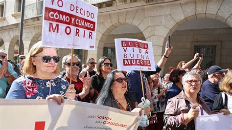 Imágenes de la concentración de la Marea Blanca de Huelva por la