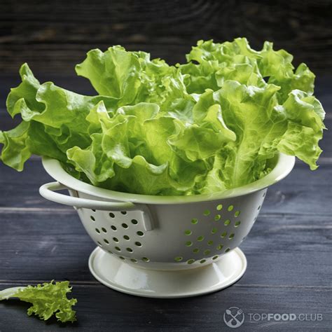 Вкусный Рецепт: Фруктовый салат с клубникой, черникой и листьями салата