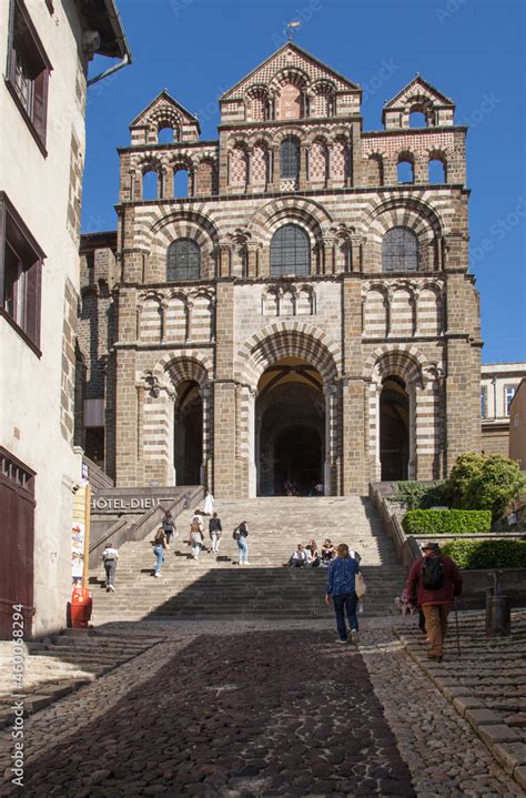 Groupes De Touristes Assis Ou Montant Le Grand Escalier Qui Conduit