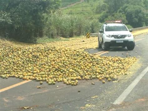 Carreta tomba e carga fica espalhada pela rodovia Agência 14News