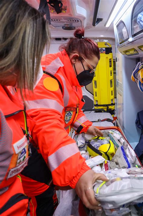 Il Soccorso Sulla Salaria Pianta Crolla Lungo La Strada Donna Incinta