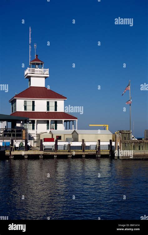 Lighthouse at the lakeside, New Canal Lighthouse, Lake Pontchartrain ...