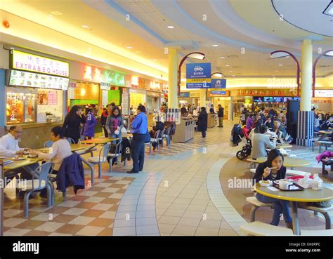 La Gente Comiendo En Un Mall Food Court En Toronto Canadá Fotografía