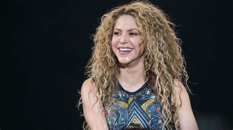 Membahas Perjalanan Musikal Biografi Lengkap Penyanyi Shakira Yang