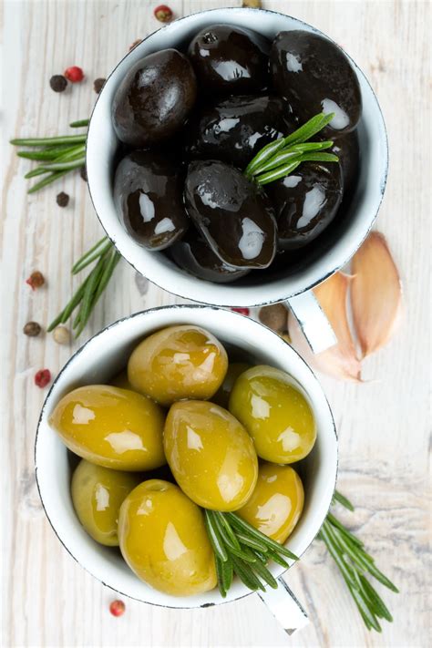 Black Olives vs. Green Olives (Differences and Uses) - Insanely Good