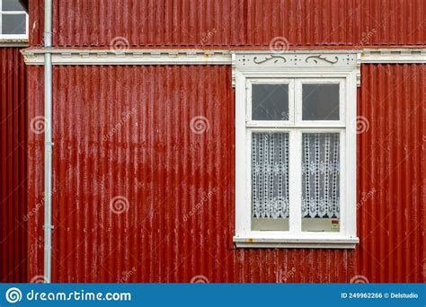 Ventana Sobre Una Pared Pintada De Rojo Colorido Detalles De