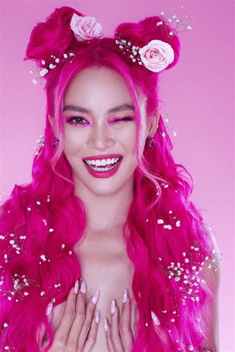 Đầu năm mới Á hậu Mâu Thuỷ đốt mắt fans với bộ ảnh nude táo bạo và nóng bỏng