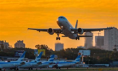 Avión de United Airlines pierde rueda al despegar en el aeropuerto de